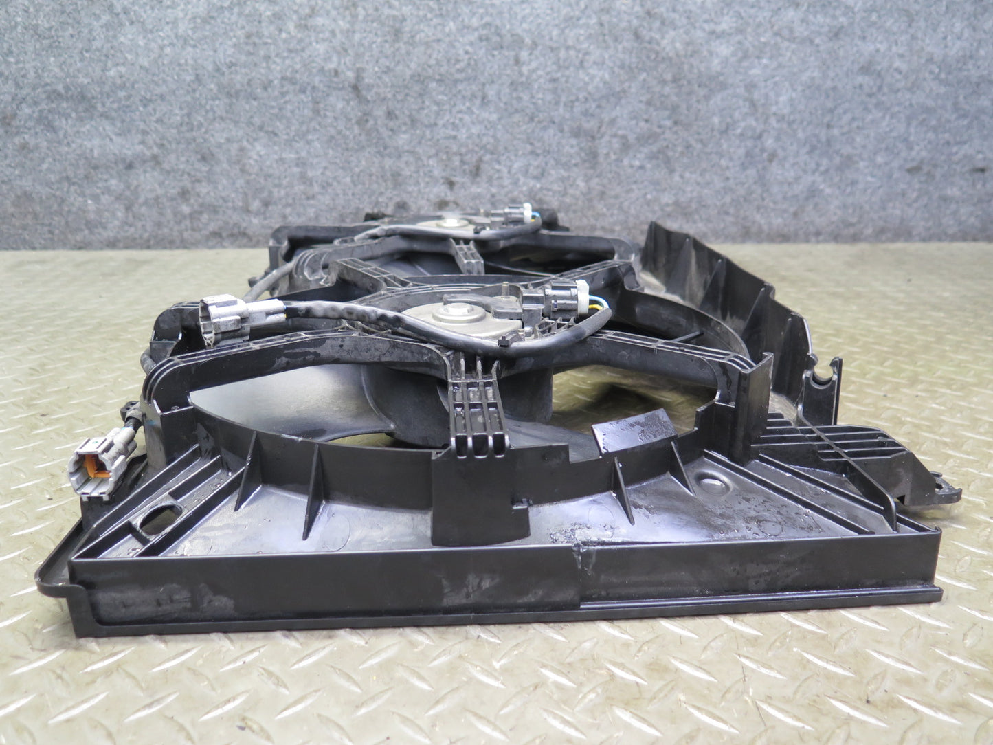 03-06 Nissan Z33 350Z Engine Cooling Fan Motor Shroud OEM