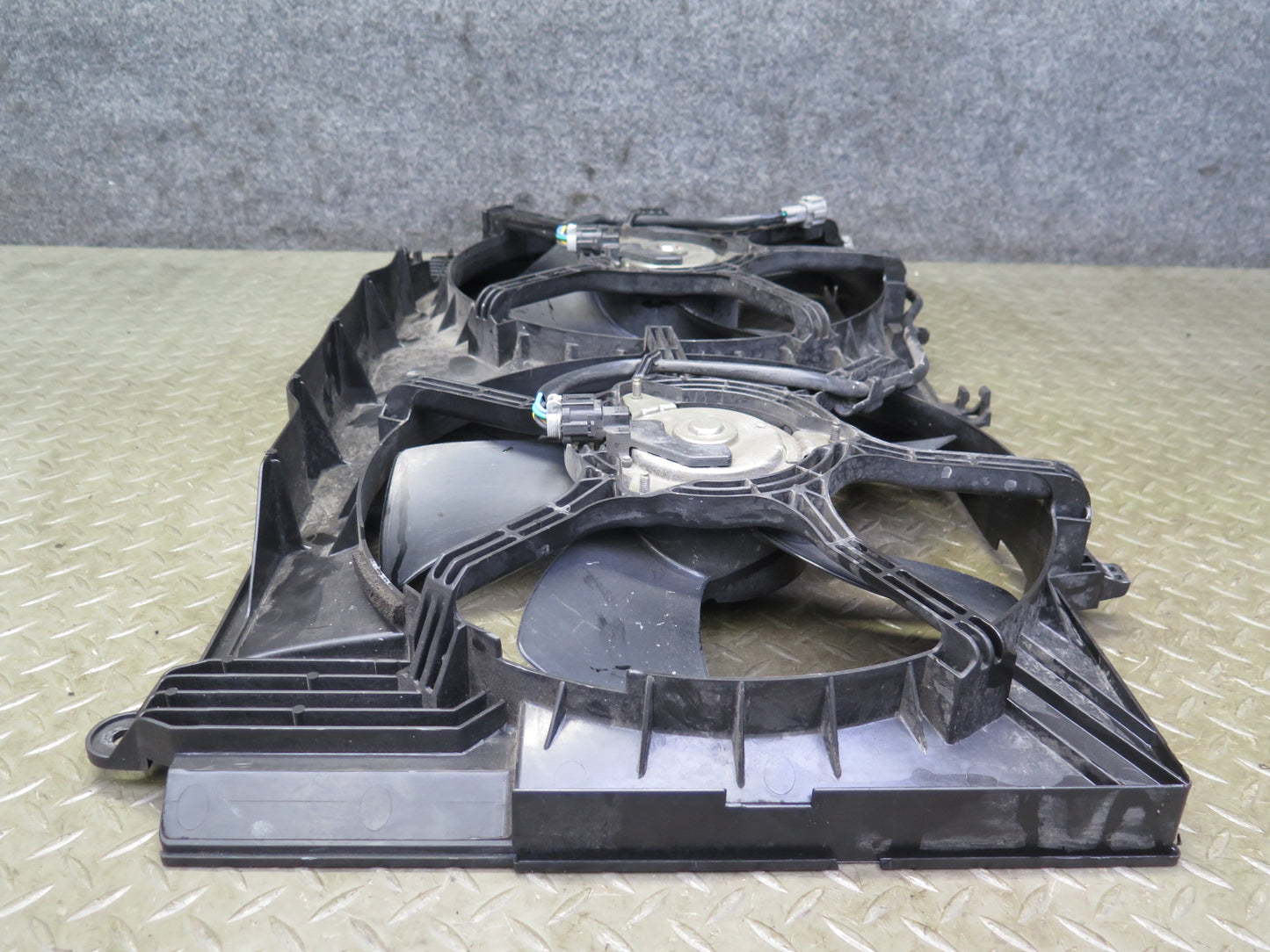 03-06 Nissan Z33 350Z Engine Cooling Fan Motor Shroud OEM