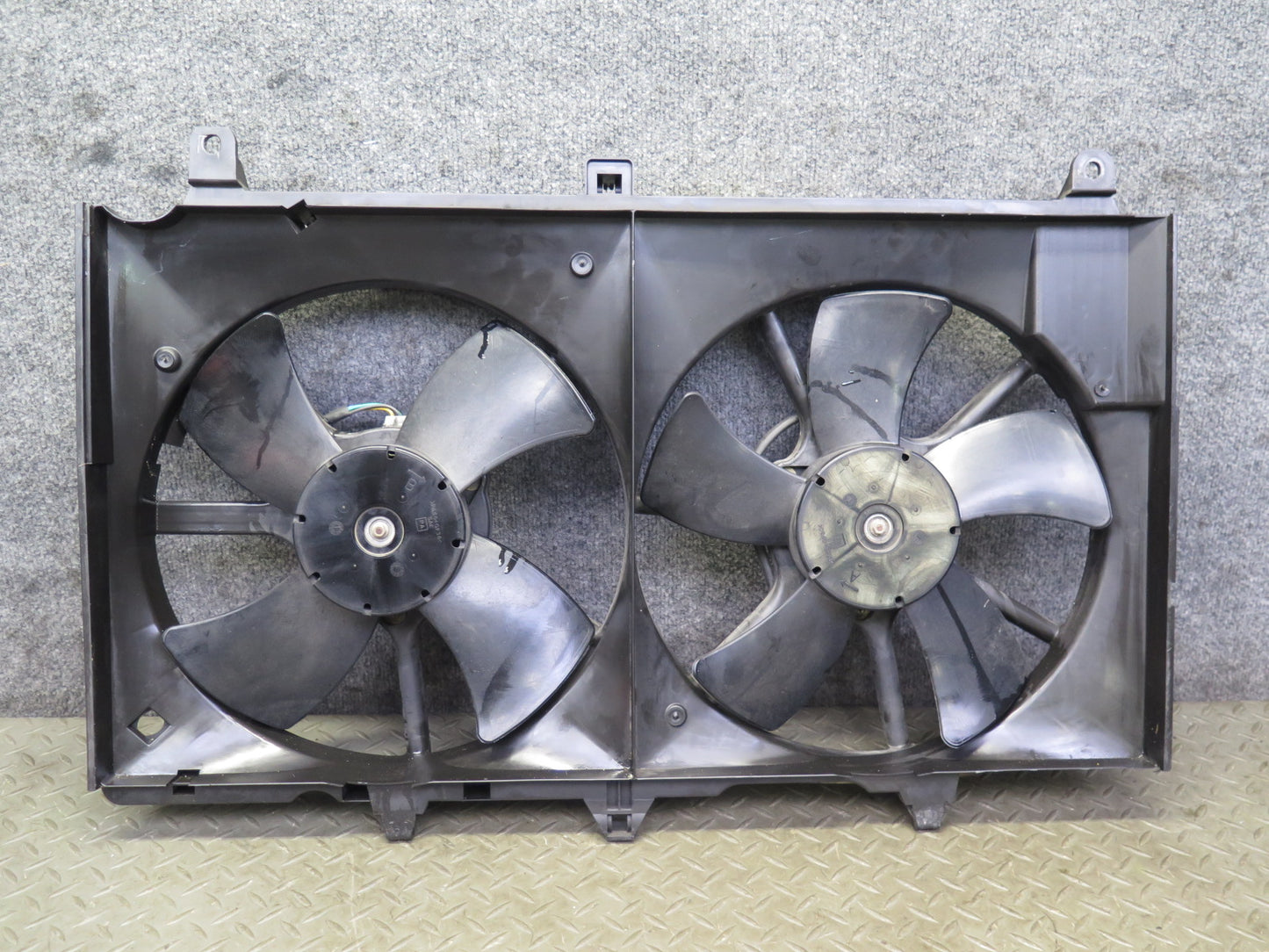 03-06 Nissan Z33 350Z Engine Cooling Fan Motor Shroud OEM