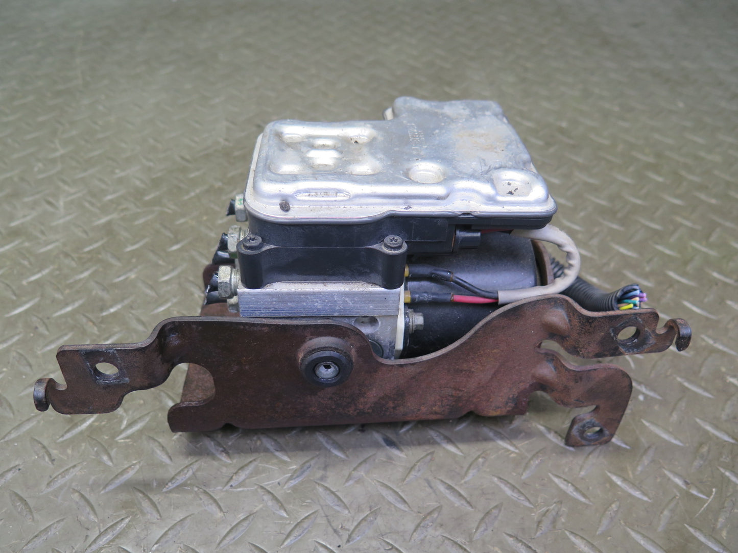 05-06 Chevrolet SSR A/T Anti Lock ABS Brake Pump Module w Bracket 13451157 OEM