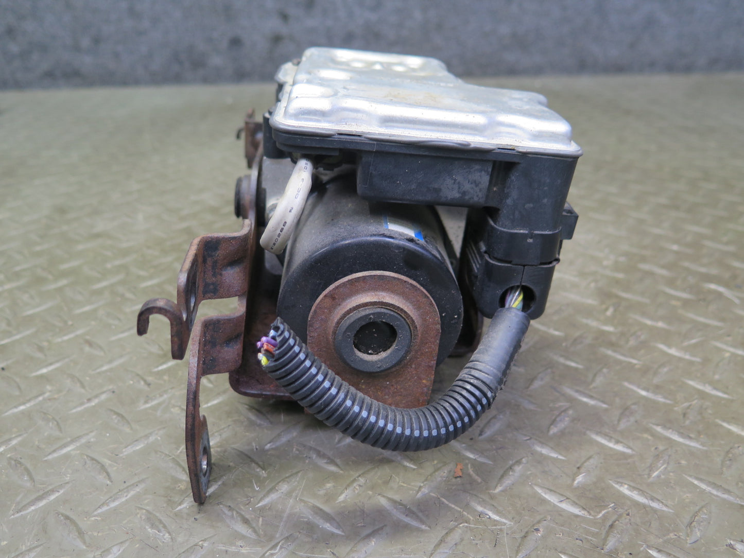 05-06 Chevrolet SSR A/T Anti Lock ABS Brake Pump Module w Bracket 13451157 OEM