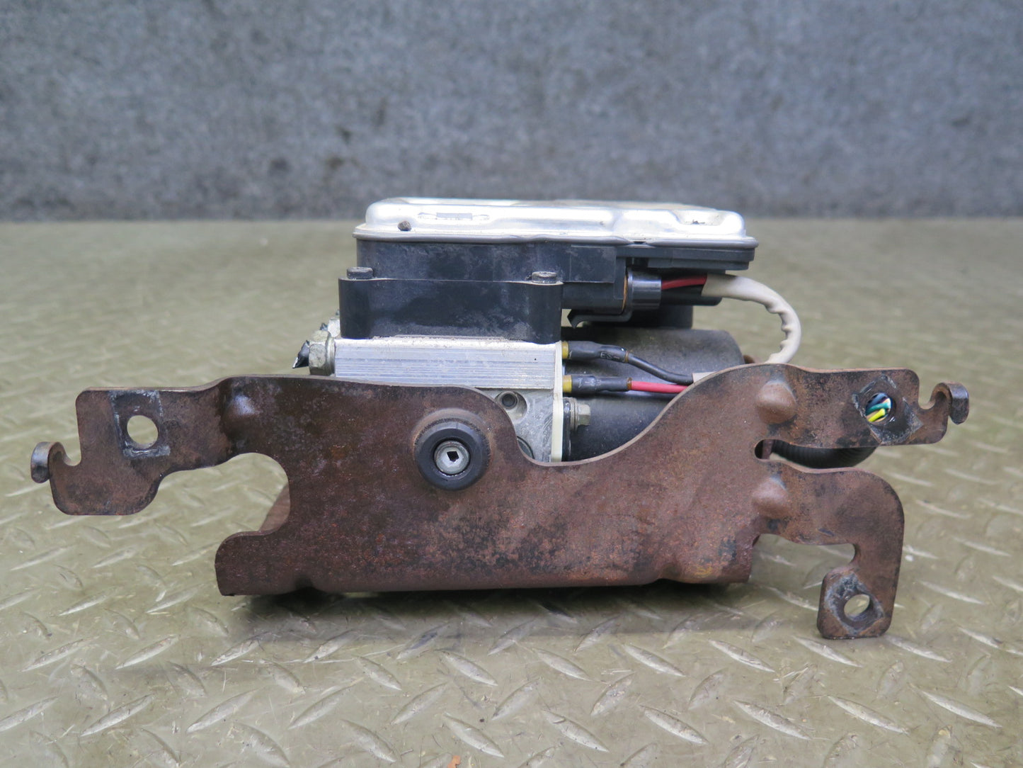 05-06 Chevrolet SSR A/T Anti Lock ABS Brake Pump Module w Bracket 13451157 OEM