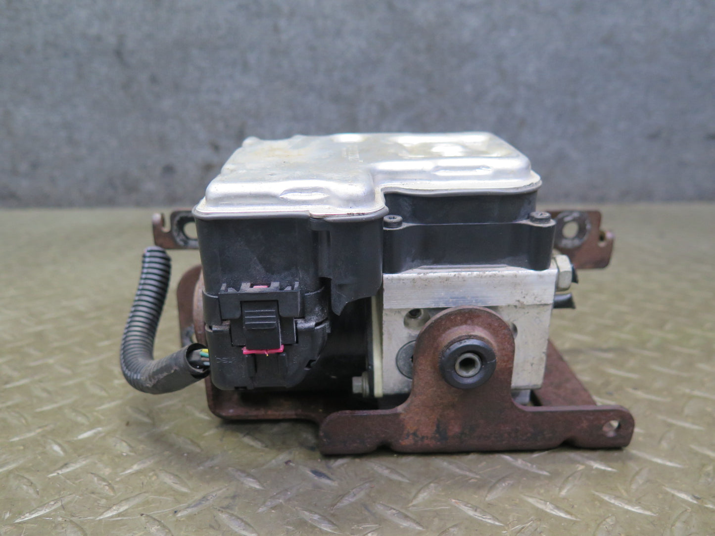 05-06 Chevrolet SSR A/T Anti Lock ABS Brake Pump Module w Bracket 13451157 OEM