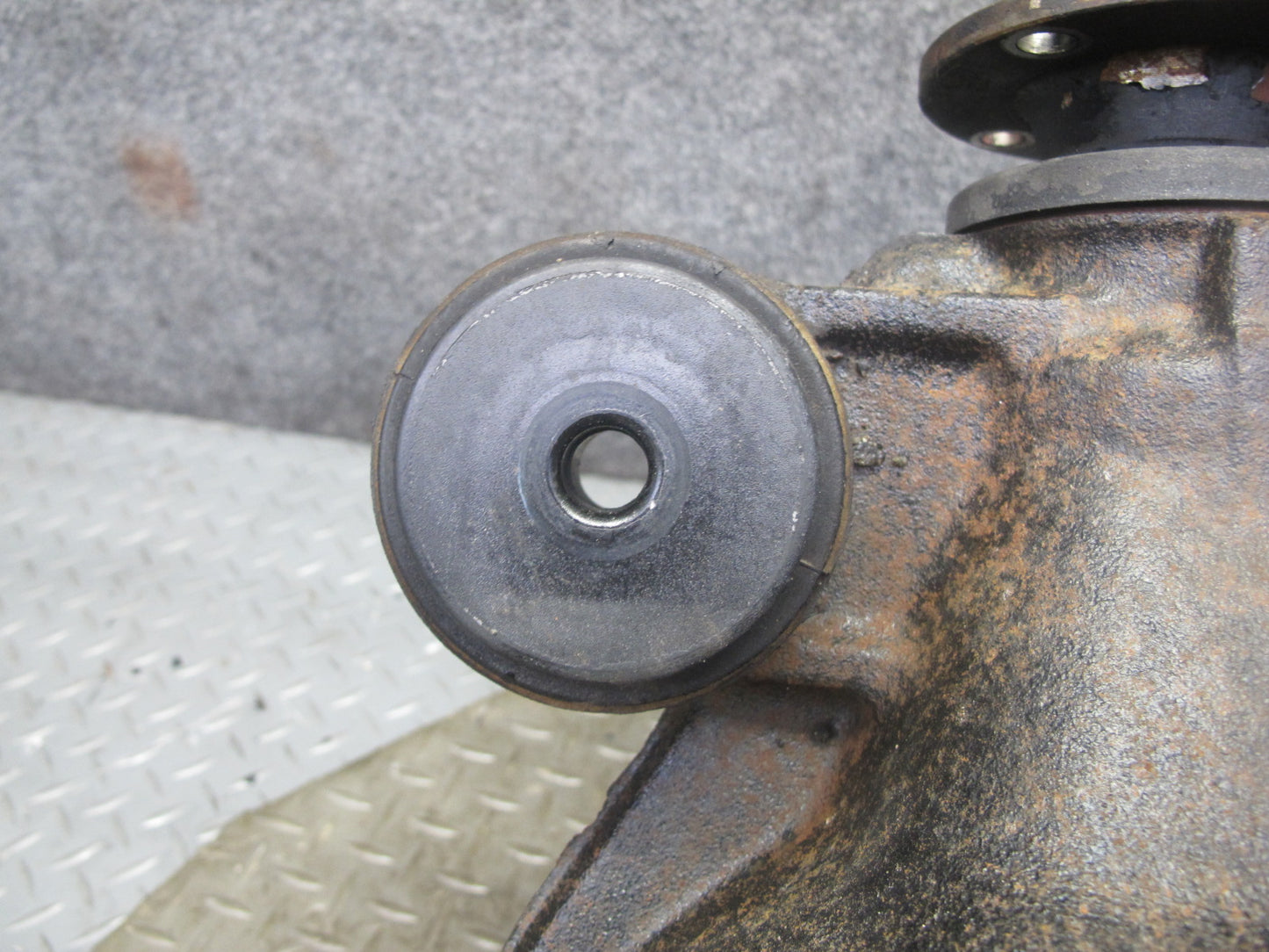 01-05 Lexus JCE10L IS300 A/T Rear Axle Differential Carrier 3.91 Ratio OEM