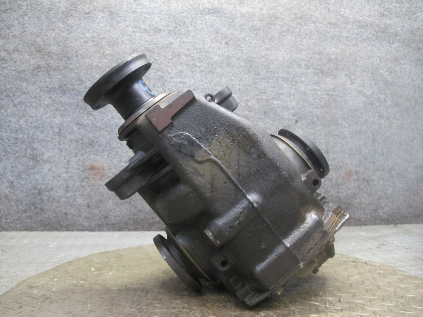 01-06 BMW E46 330i 330Ci A/T Rear Differential Carrier 3.38 Ratio 7505393 OEM