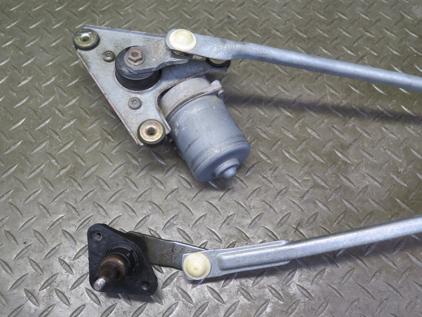 03-06 Chevrolet SSR Front Windshield Wiper Transmission Linkage w Motor OEM