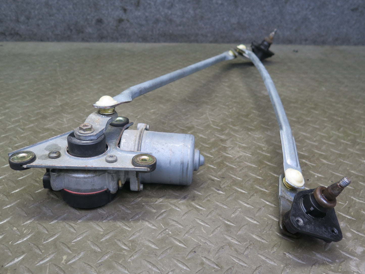 03-06 Chevrolet SSR Front Windshield Wiper Transmission Linkage w Motor OEM