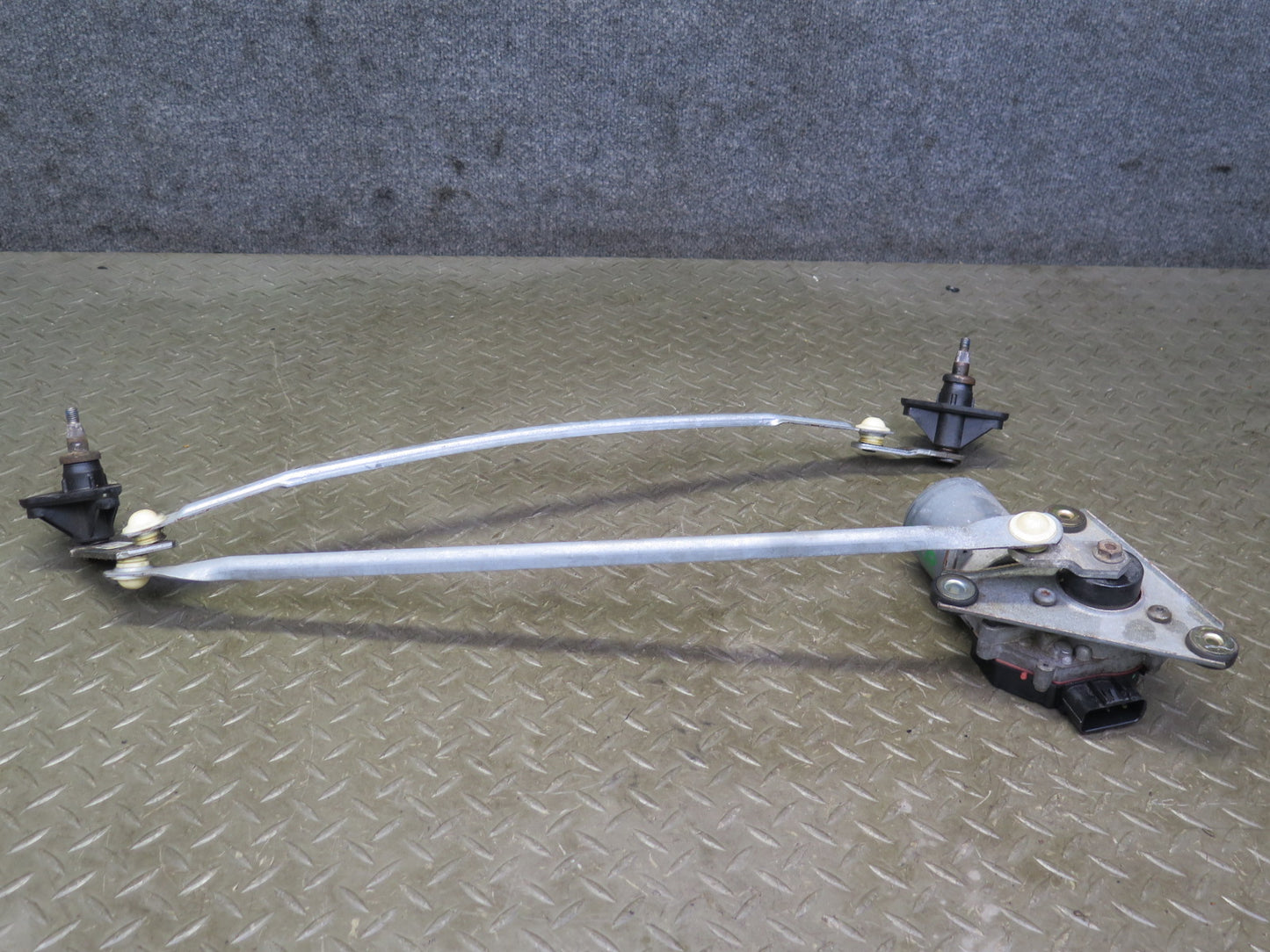 03-06 Chevrolet SSR Front Windshield Wiper Transmission Linkage w Motor OEM