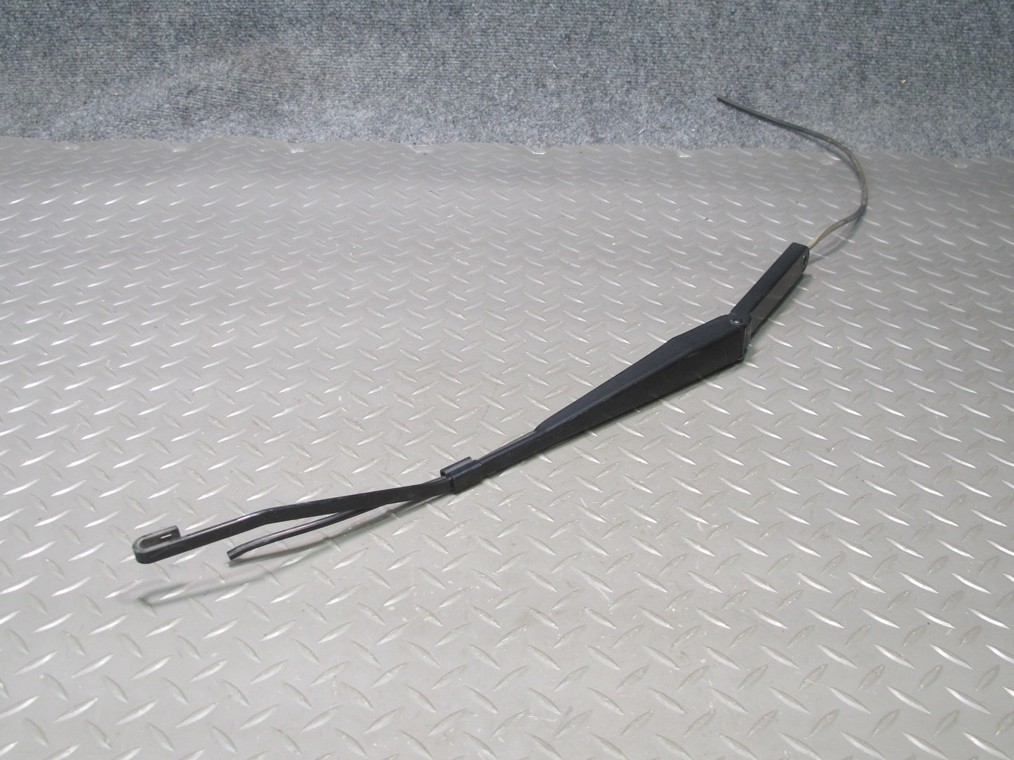 03-06 Chevrolet SSR Set of 2 Front Left & Right Windshield Wiper Arm OEM