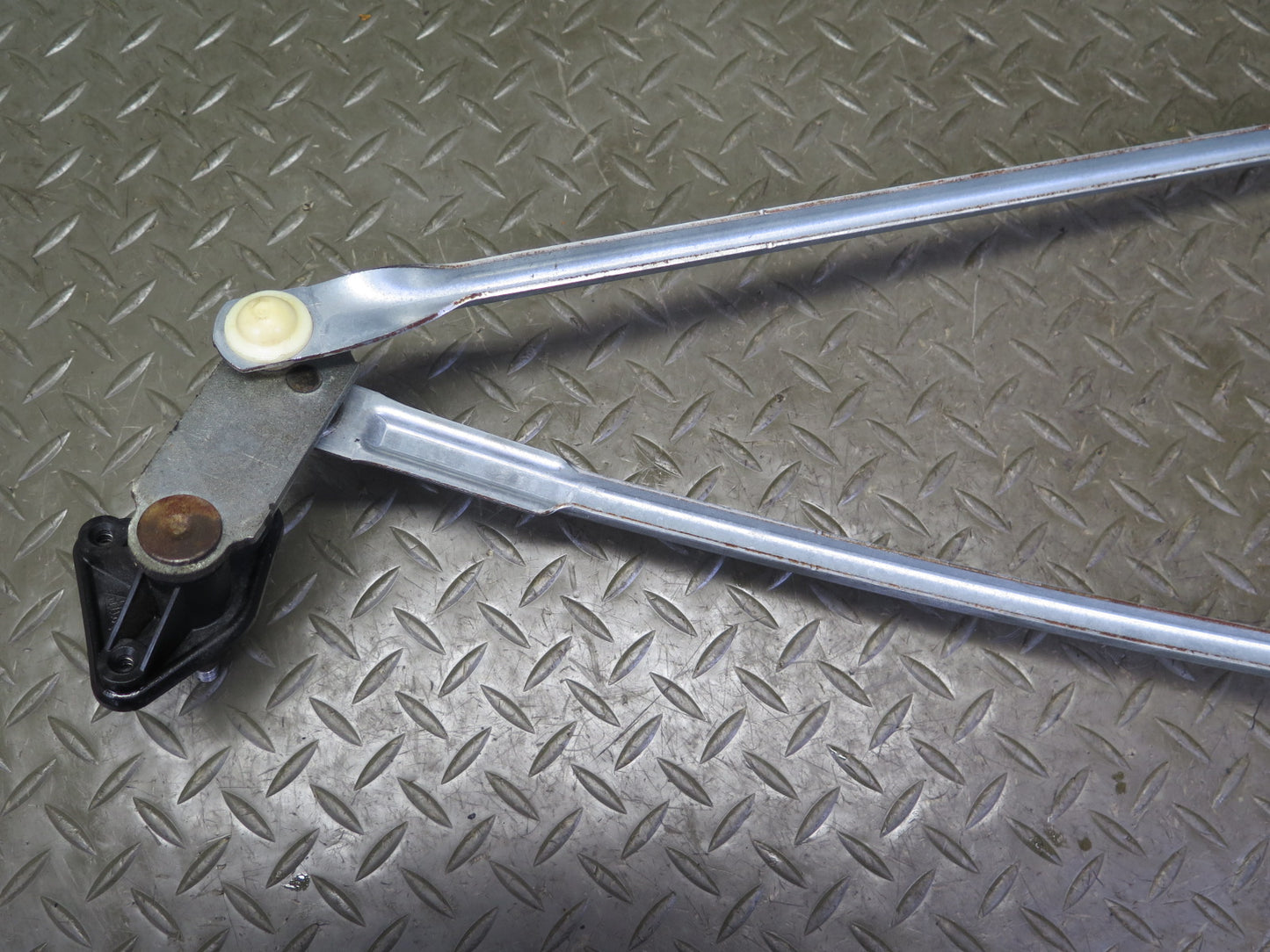 03-06 Chevrolet SSR Front Windshield Wiper Transmission Linkage w Motor OEM