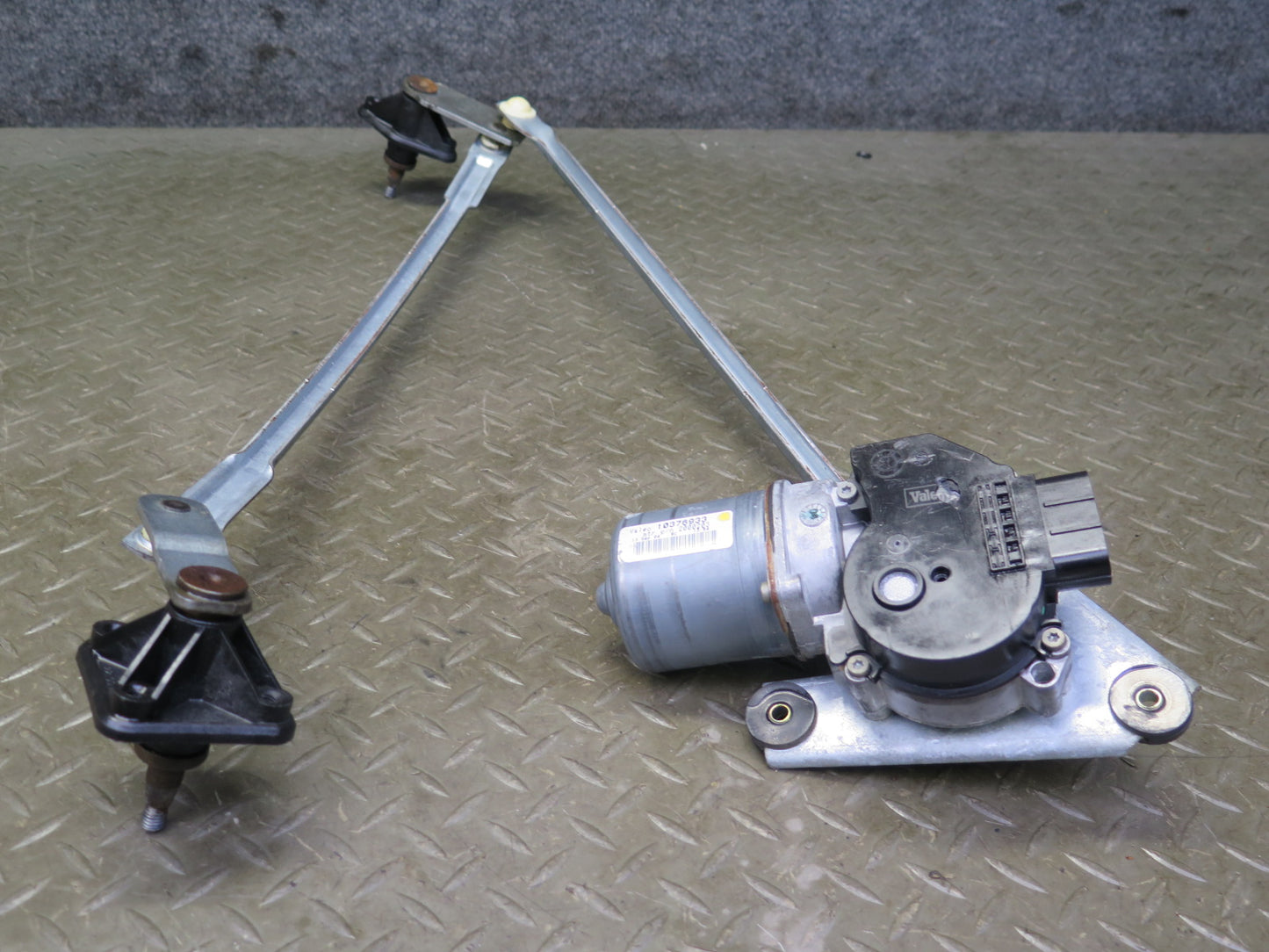 03-06 Chevrolet SSR Front Windshield Wiper Transmission Linkage w Motor OEM