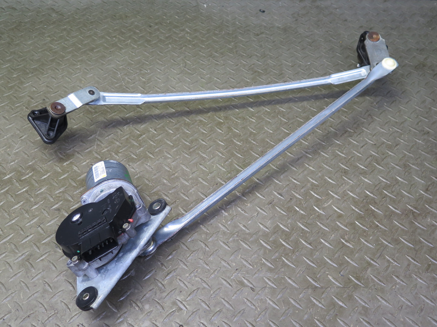 03-06 Chevrolet SSR Front Windshield Wiper Transmission Linkage w Motor OEM