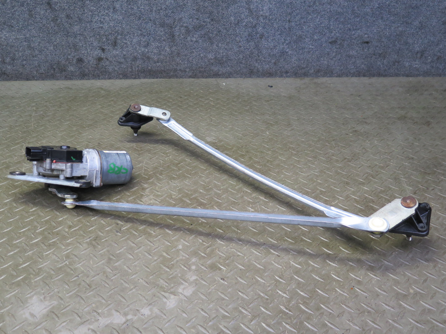 03-06 Chevrolet SSR Front Windshield Wiper Transmission Linkage w Motor OEM