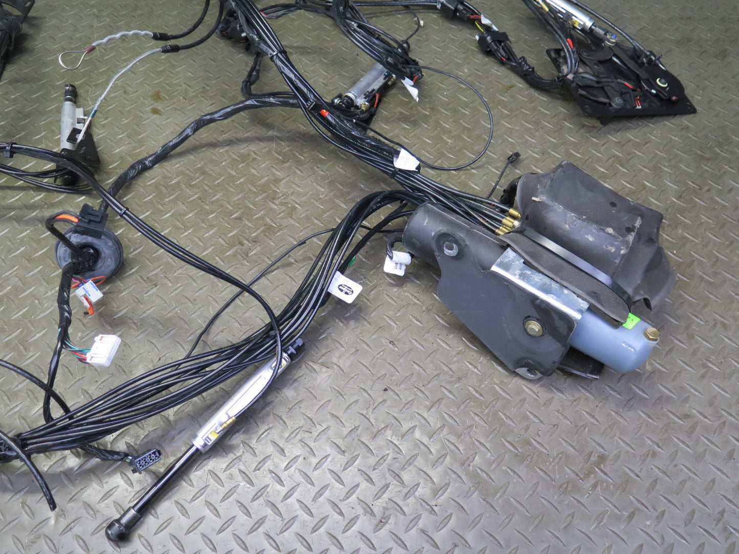 03-06 Chevrolet SSR Convertible TOP Pump w Hydraulic Lines Cylinders Set OEM