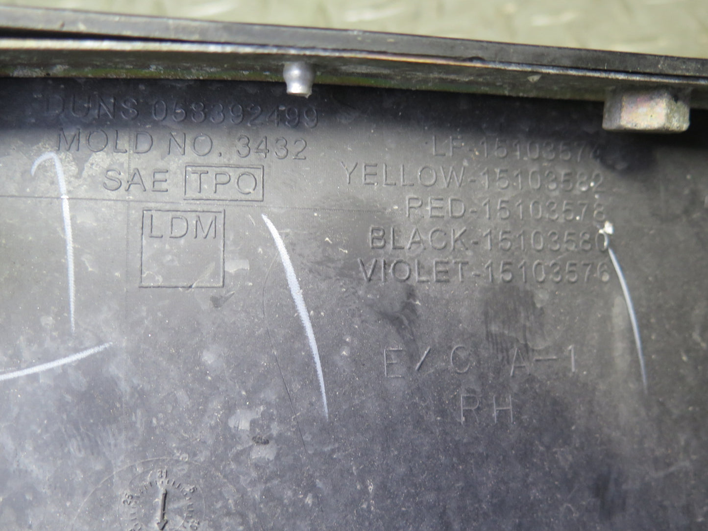 03-06 Chevrolet SSR Front Right Fender Rocker Molding Black 15103580 OEM