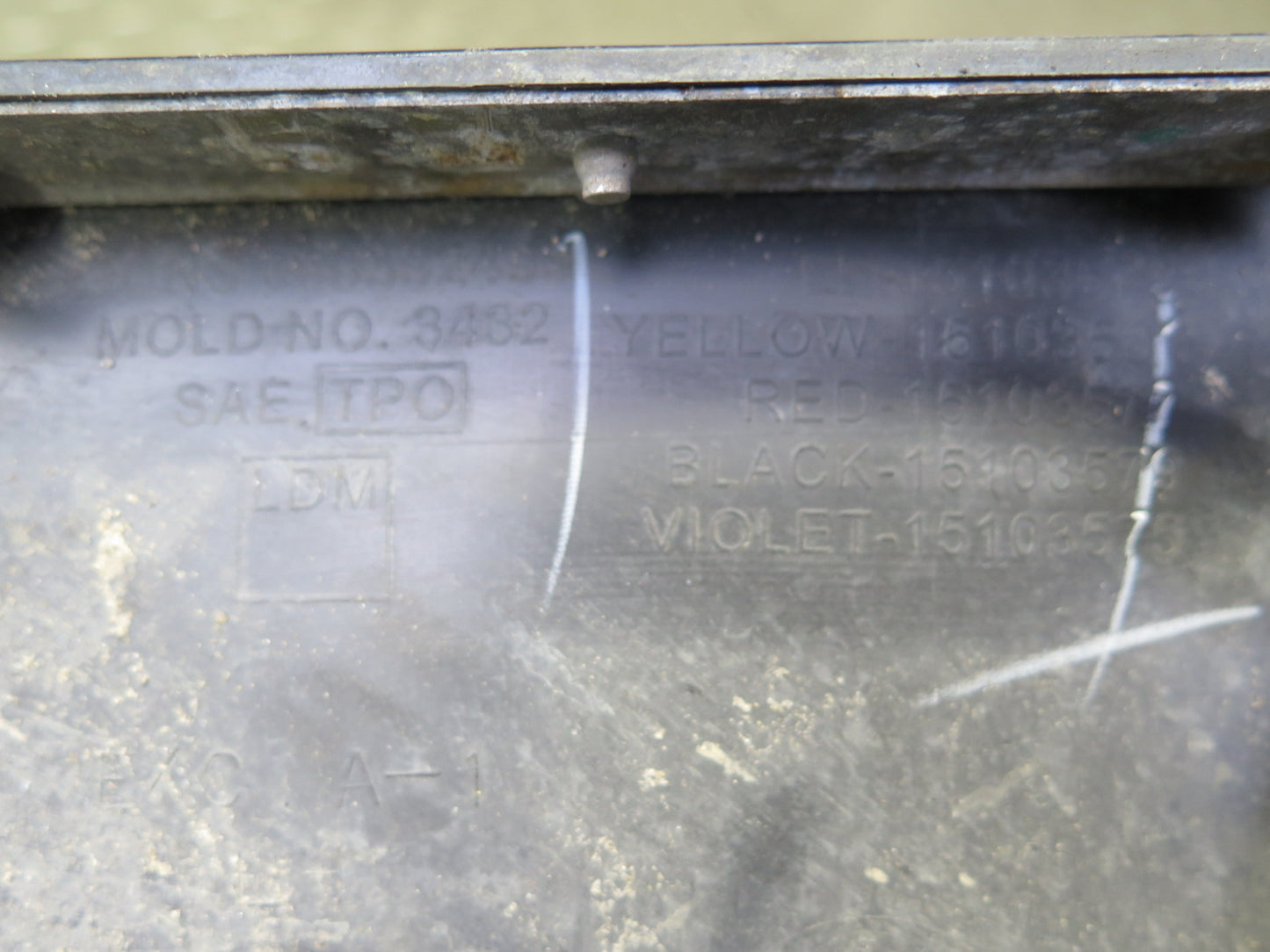 03-06 Chevrolet SSR Front Left Fender Rocker Molding Black 15103579 OEM