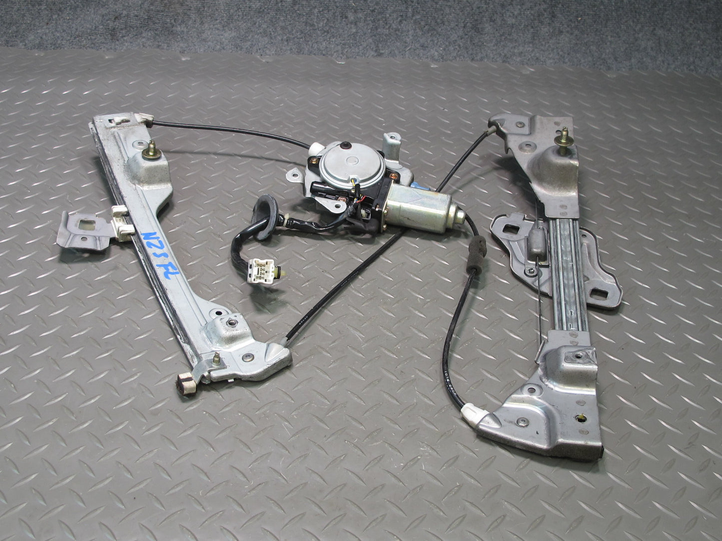 04-09 Nissan Z33 350Z Convertible Left Door Window Regulator w Motor OEM