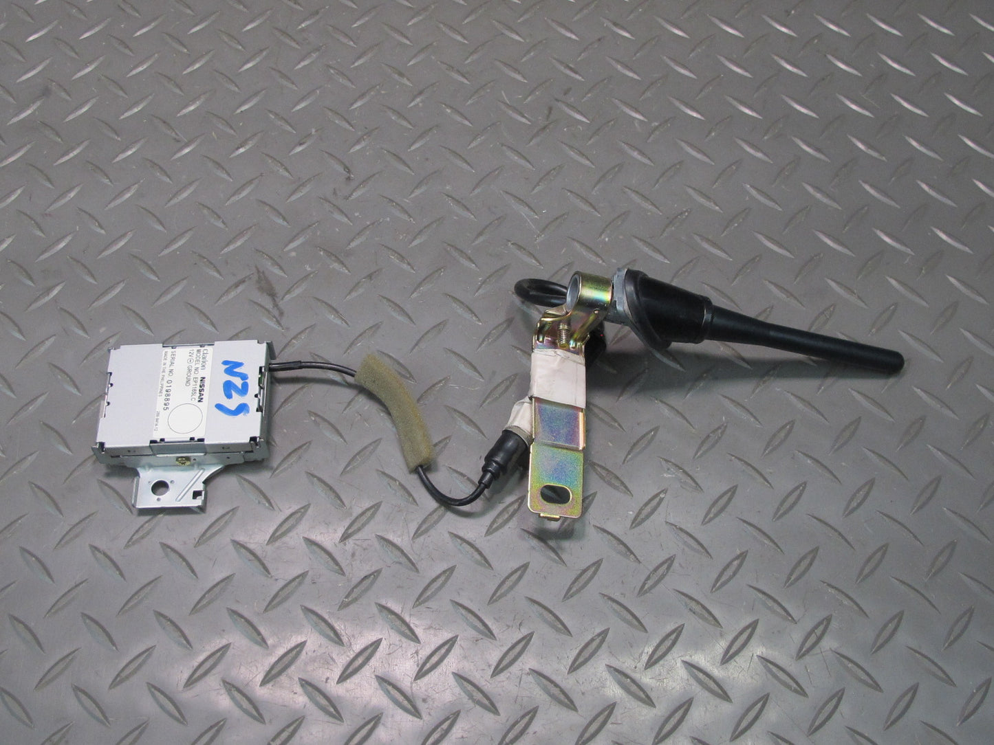 04-09 Nissan Z33 350Z Convertible Radio Antenna w Amplifier Module