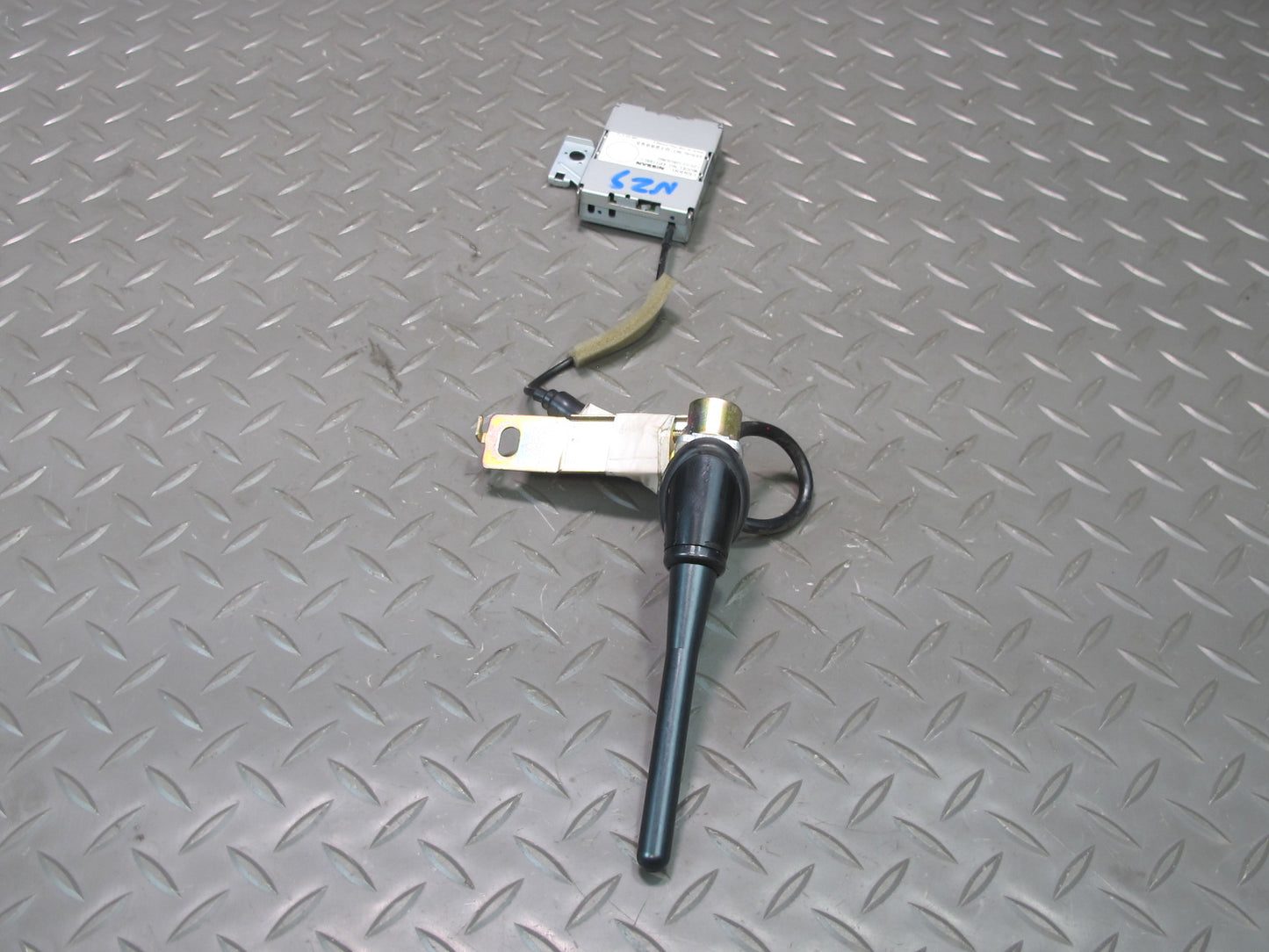 04-09 Nissan Z33 350Z Convertible Radio Antenna w Amplifier Module