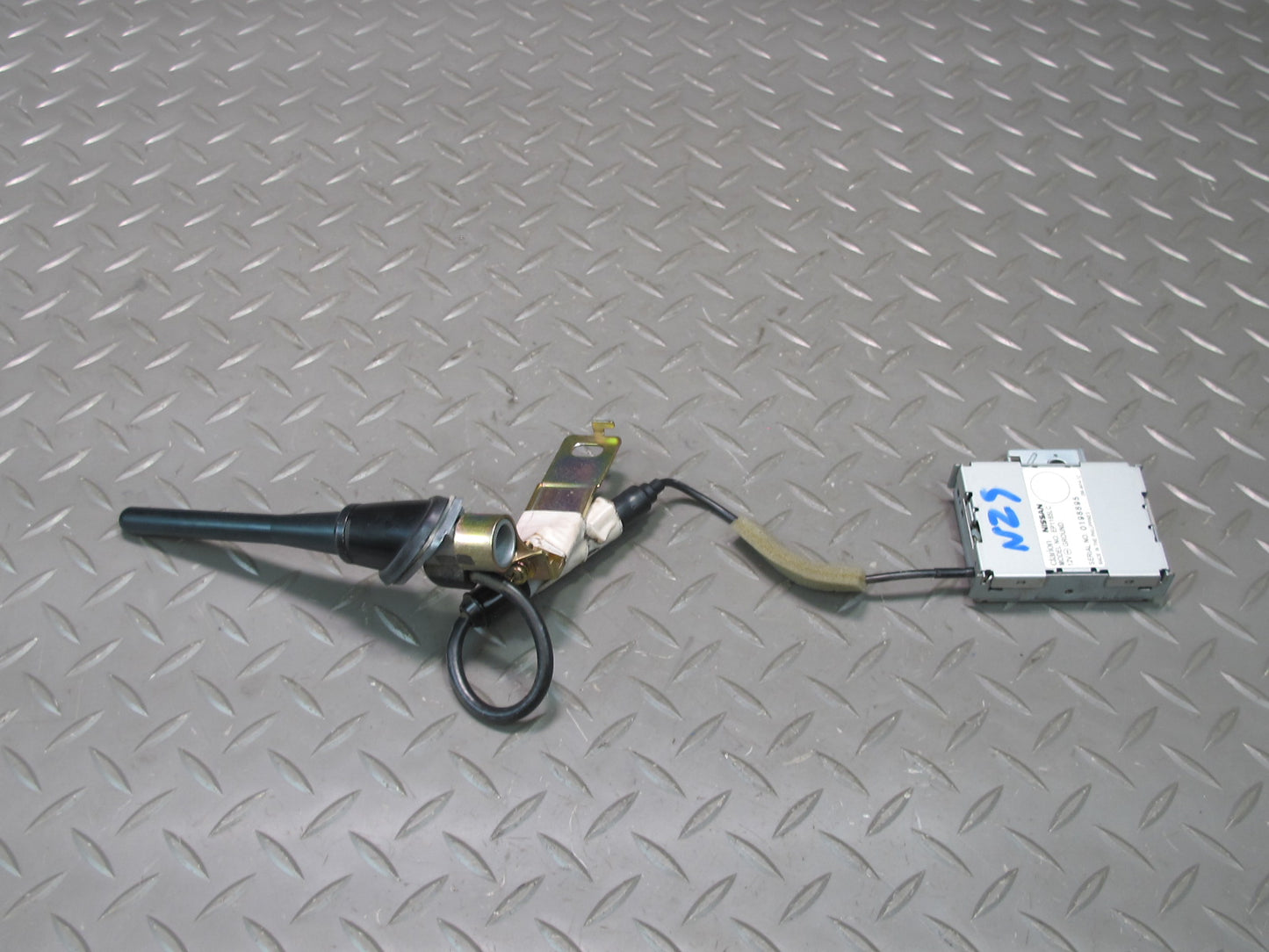 04-09 Nissan Z33 350Z Convertible Radio Antenna w Amplifier Module