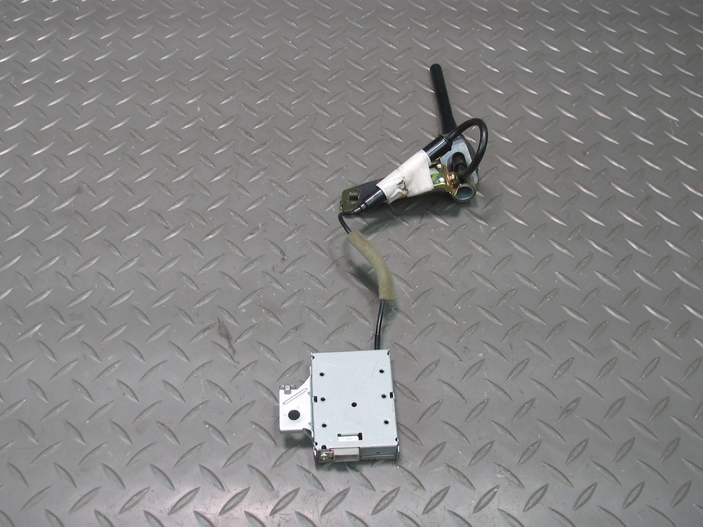 04-09 Nissan Z33 350Z Convertible Radio Antenna w Amplifier Module