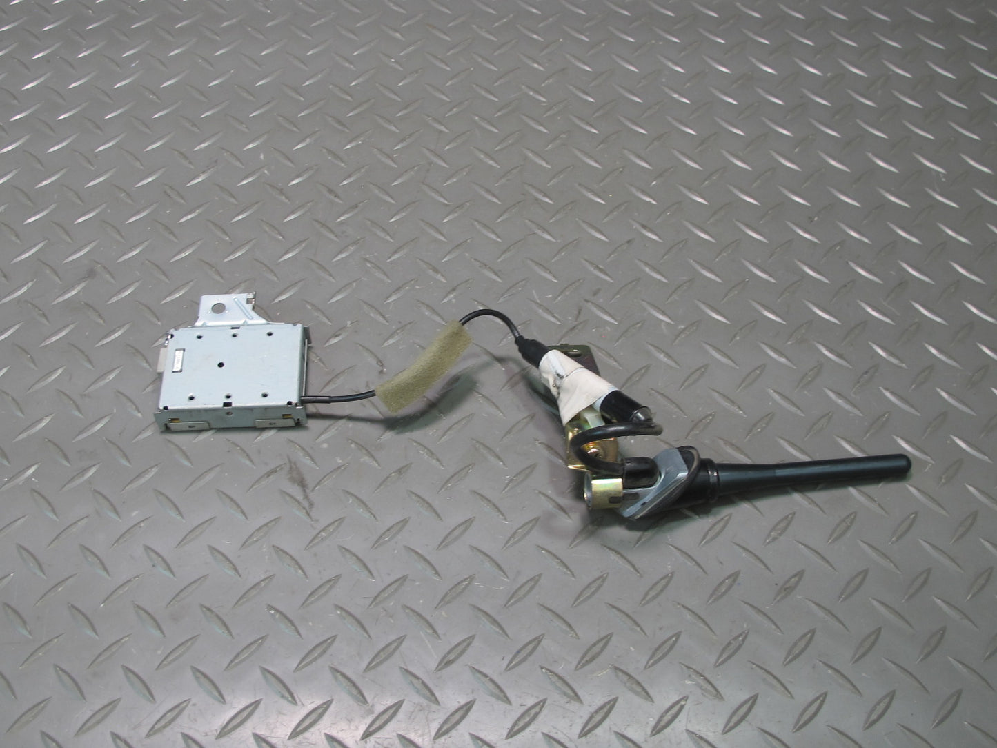 04-09 Nissan Z33 350Z Convertible Radio Antenna w Amplifier Module