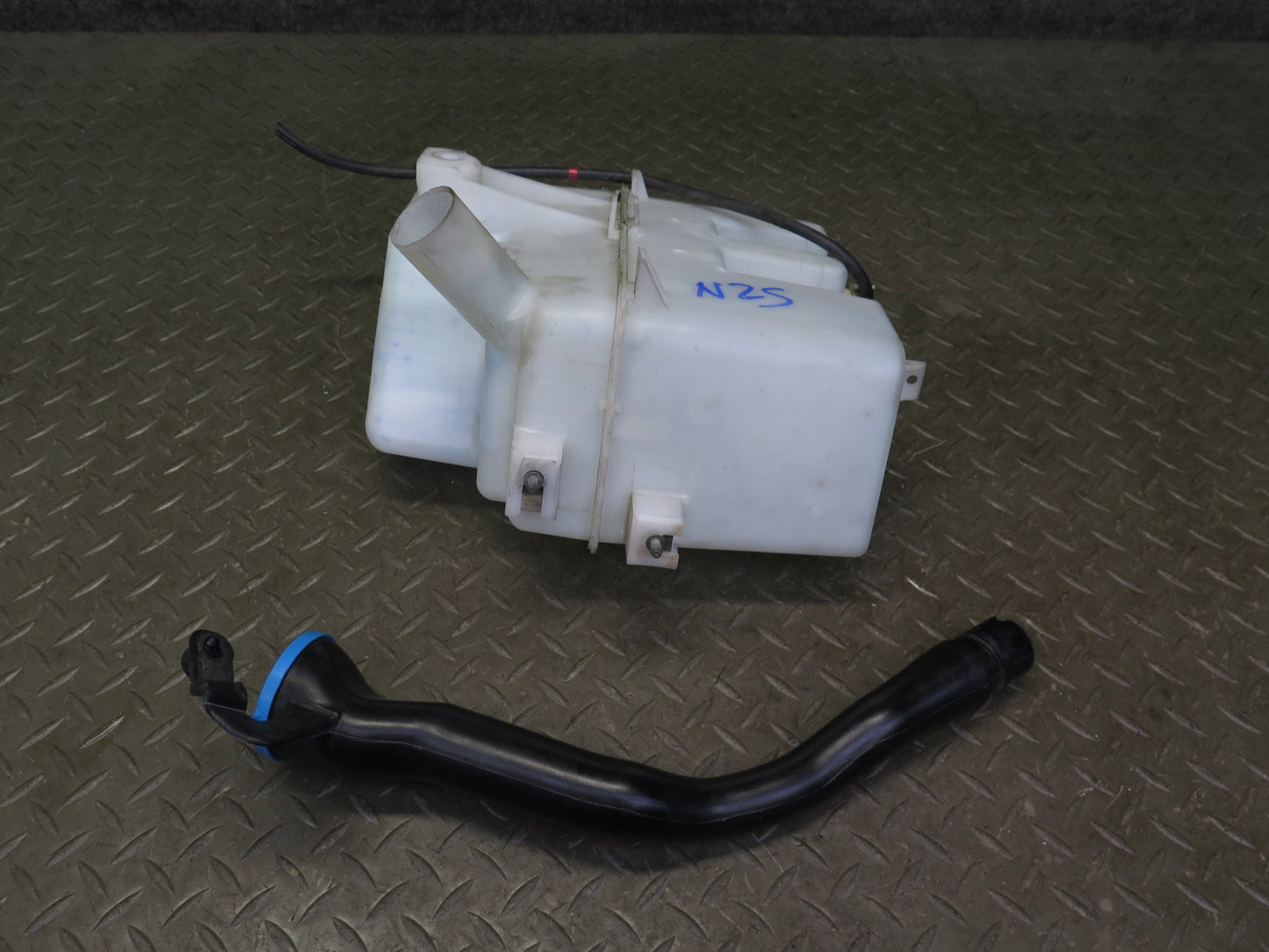 03-06 Nissan Z33 350Z Windshield Wiper Washer Fluid Reservoir w Neck & Pump OEM