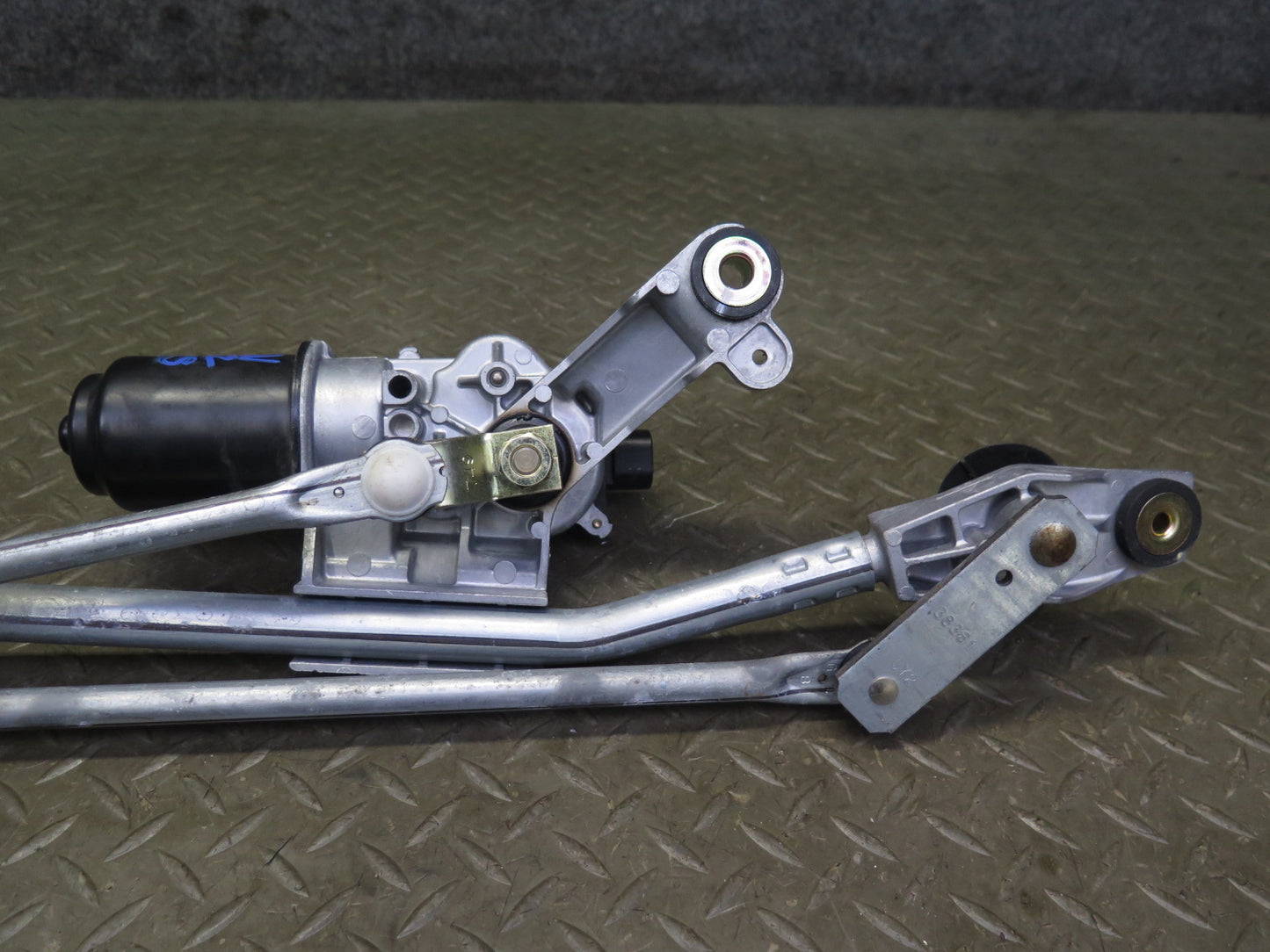 03-09 Nissan Z33 350Z Windshield Wiper Transmission Linkage w Motor OEM