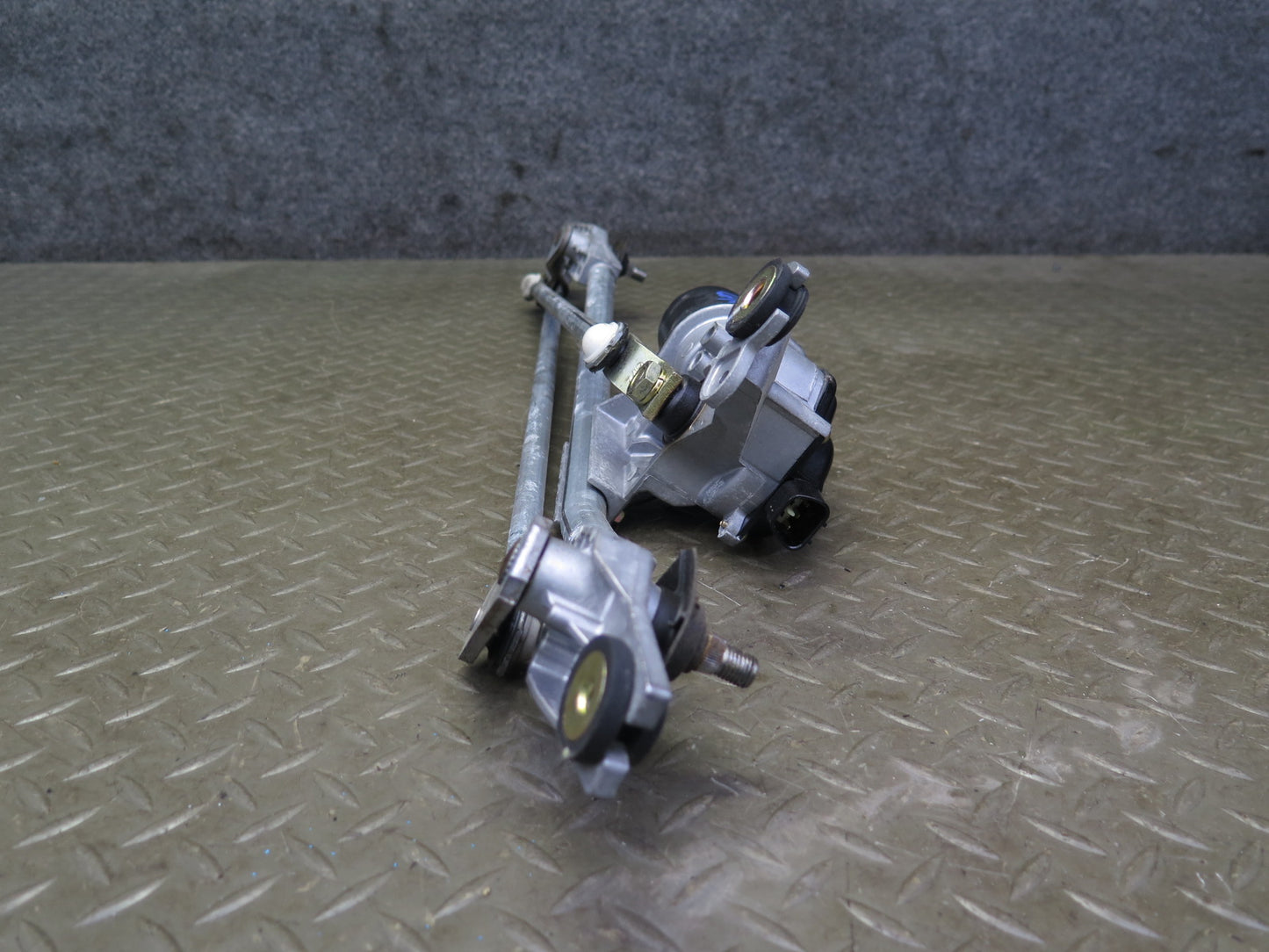 03-09 Nissan Z33 350Z Windshield Wiper Transmission Linkage w Motor OEM