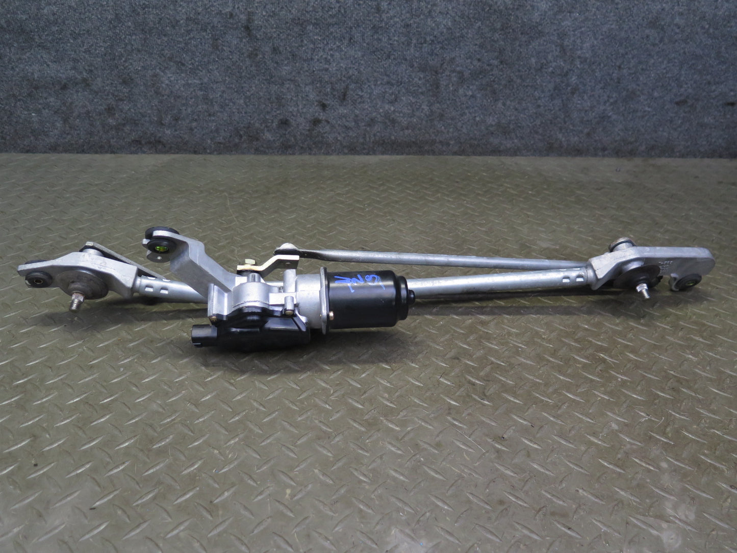 03-09 Nissan Z33 350Z Windshield Wiper Transmission Linkage w Motor OEM