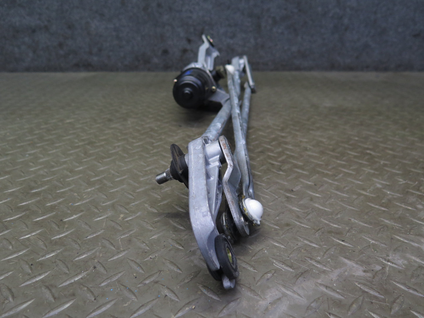 03-09 Nissan Z33 350Z Windshield Wiper Transmission Linkage w Motor OEM