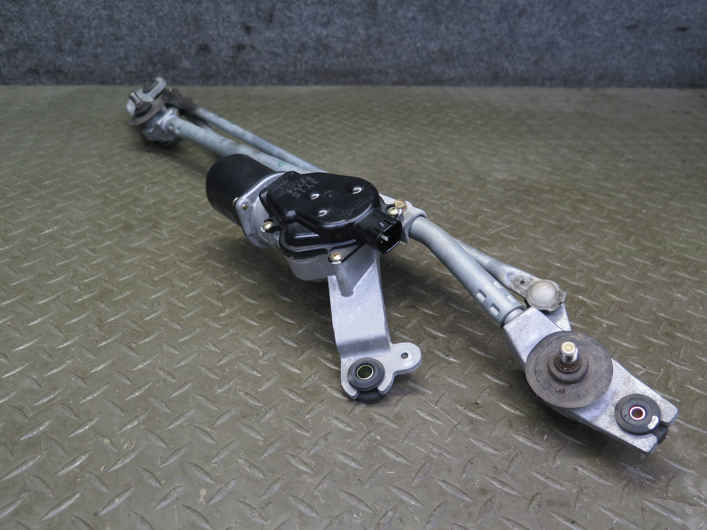 03-09 Nissan Z33 350Z Windshield Wiper Transmission Linkage w Motor OEM