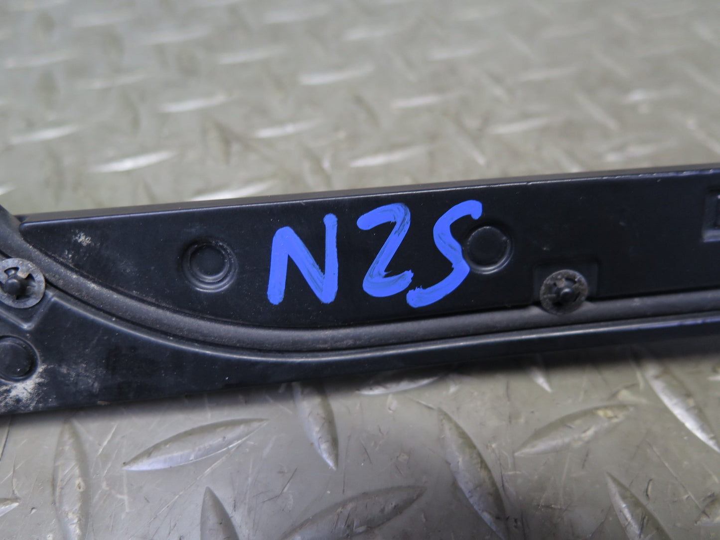 03-09 Nissan Z33 350Z Set of 2 Front Left & Right Windshield Wiper Arm OEM