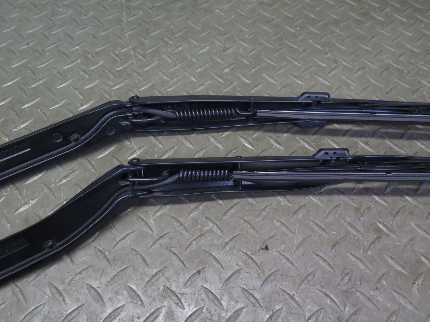 03-09 Nissan Z33 350Z Set of 2 Front Left & Right Windshield Wiper Arm OEM