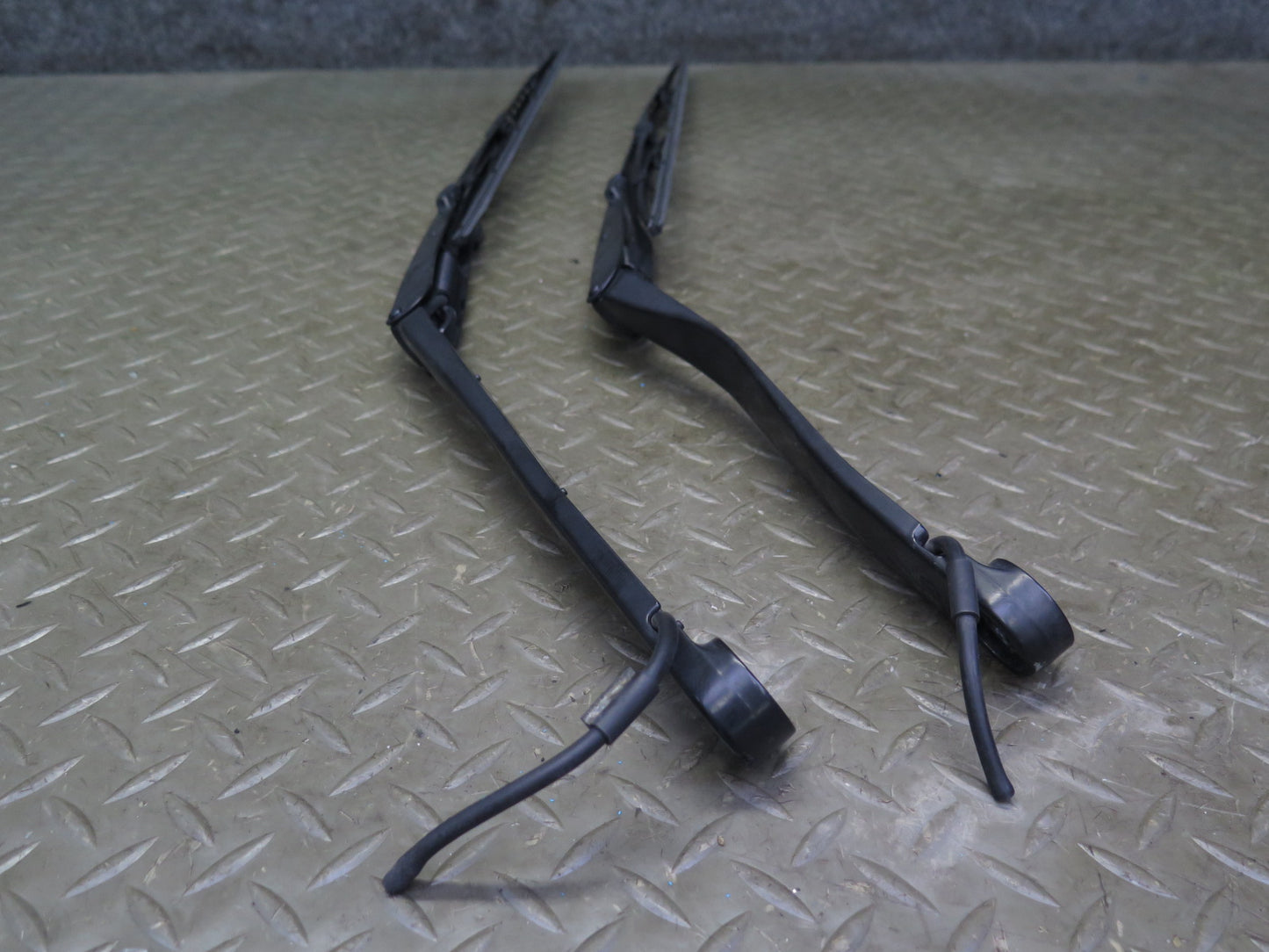 03-09 Nissan Z33 350Z Set of 2 Front Left & Right Windshield Wiper Arm OEM