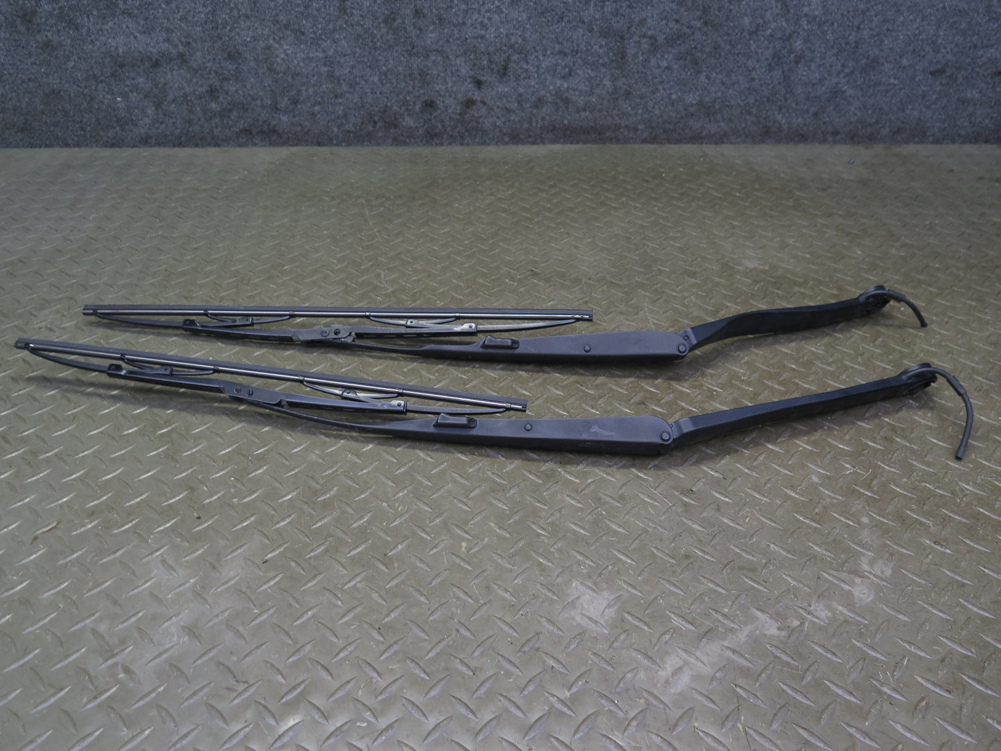 03-09 Nissan Z33 350Z Set of 2 Front Left & Right Windshield Wiper Arm OEM