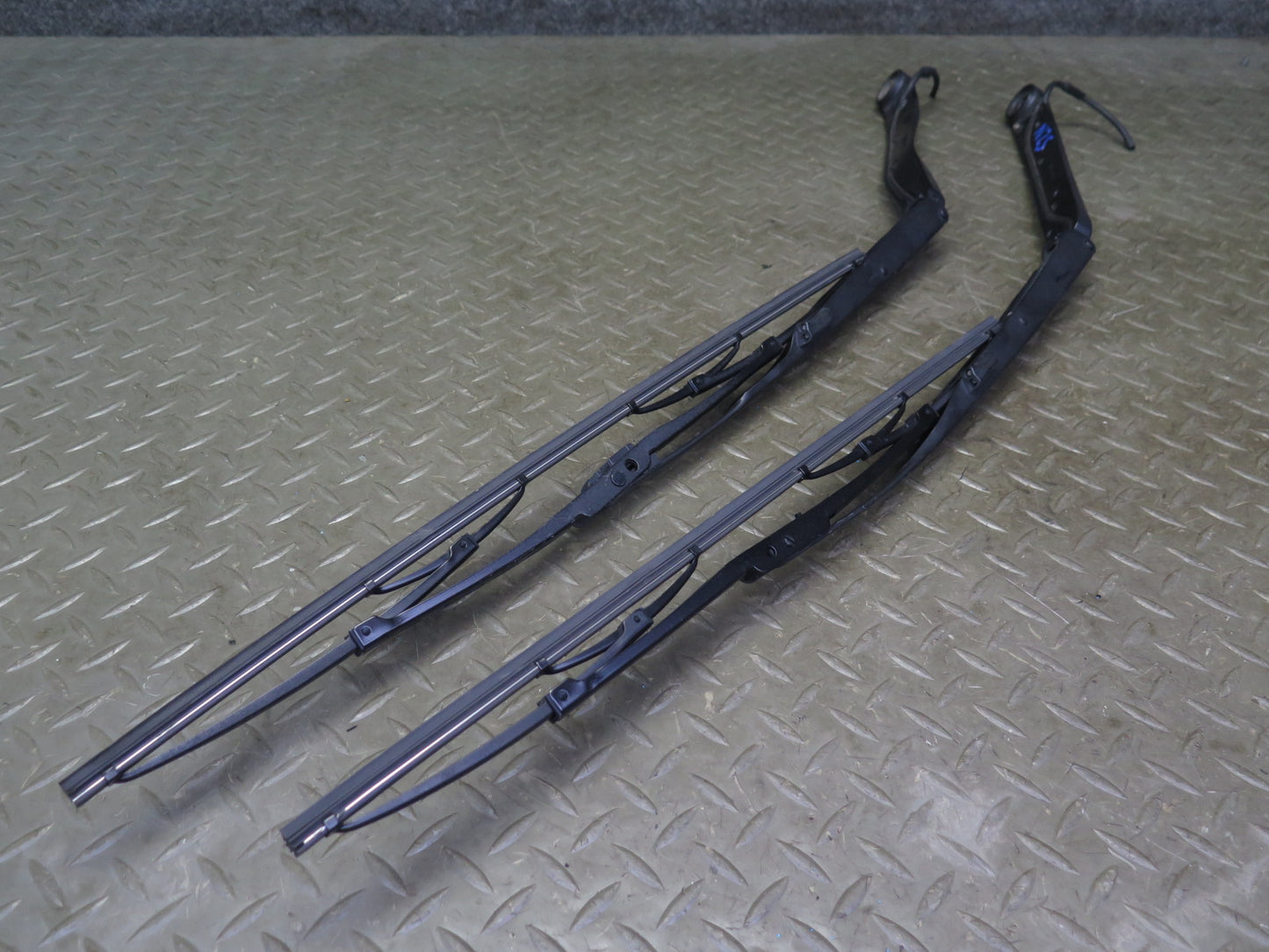 03-09 Nissan Z33 350Z Set of 2 Front Left & Right Windshield Wiper Arm OEM