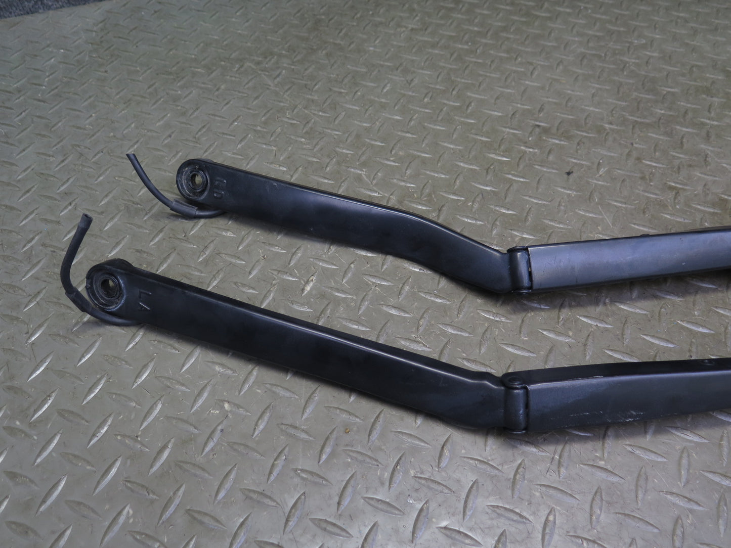 03-09 Nissan Z33 350Z Set of 2 Front Left & Right Windshield Wiper Arm OEM