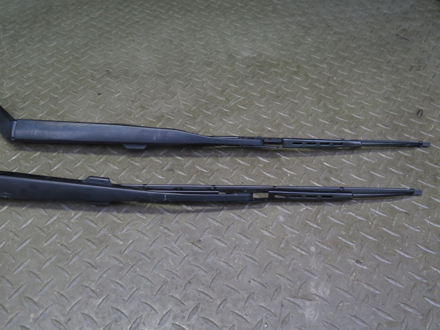 03-09 Nissan Z33 350Z Set of 2 Front Left & Right Windshield Wiper Arm OEM