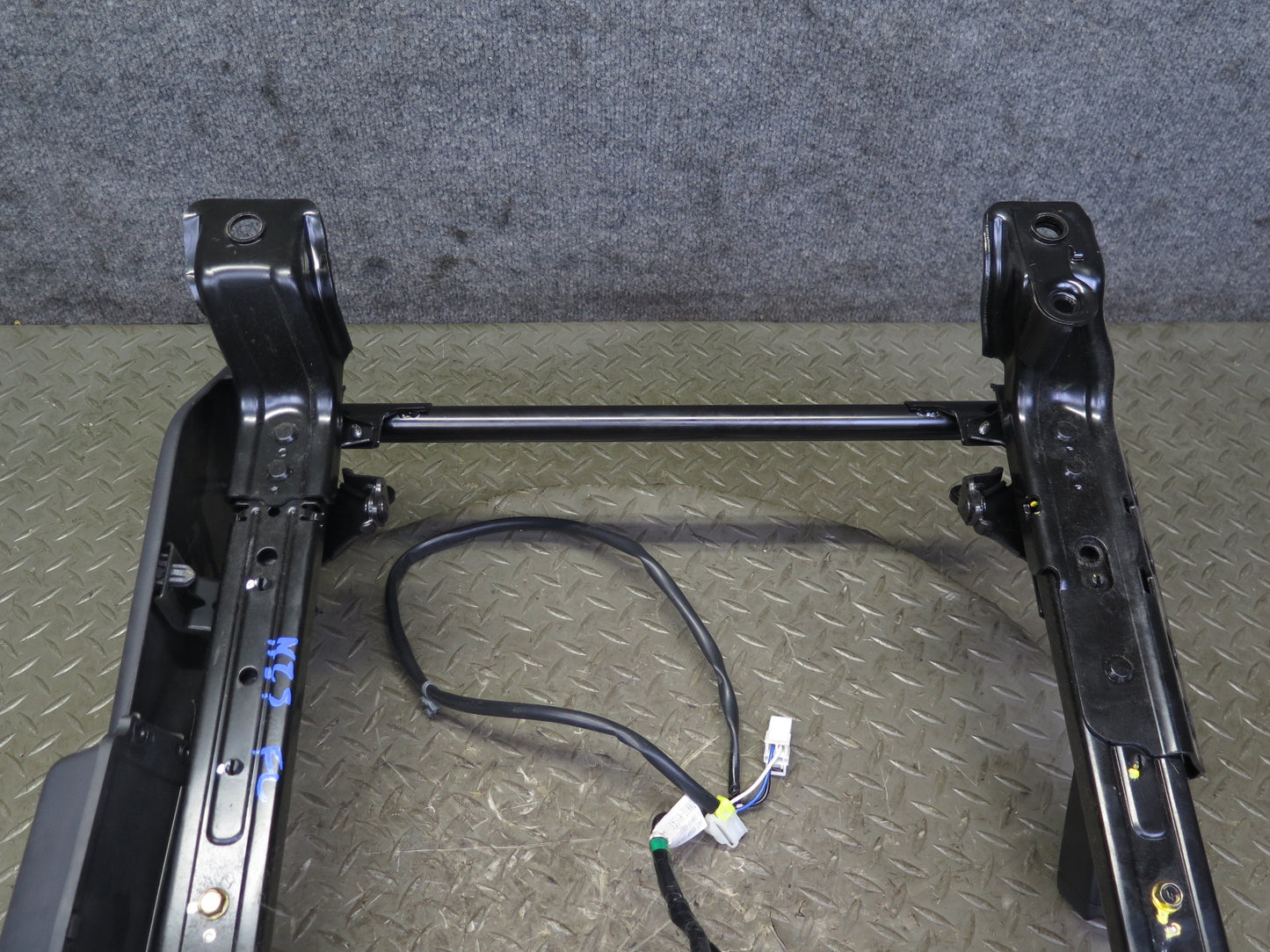 07-13 BMW E93 335i Convertible Front Left Sport Seat Lower Frame Track Rail OEM