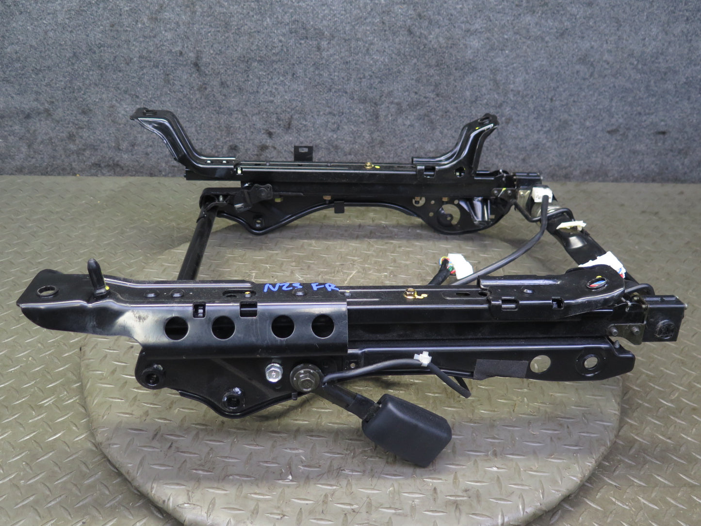 04-05 Nissan 350Z Z33 Convert Front Right Seat Lower Frame Track Rail Motor OEM