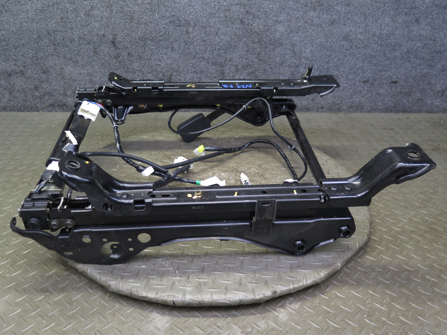 04-05 Nissan 350Z Z33 Convert Front Right Seat Lower Frame Track Rail Motor OEM