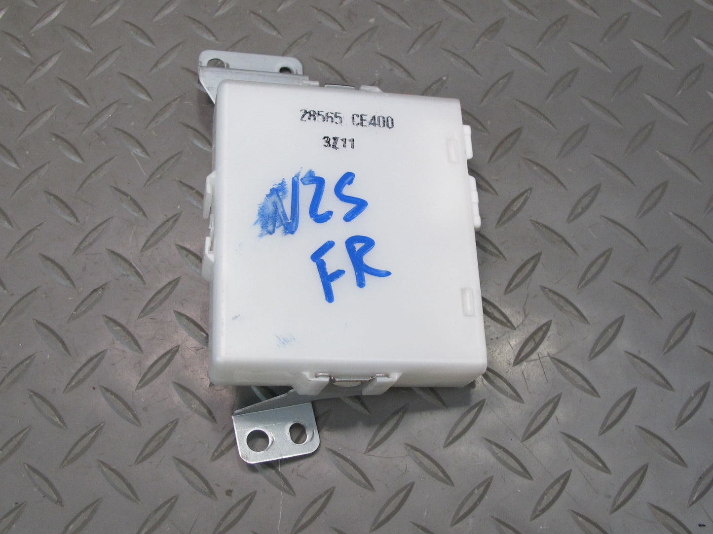 04-05 Nissan 350Z Z33 Convert Front Right Seat Control Module 28565-CE400 OEM