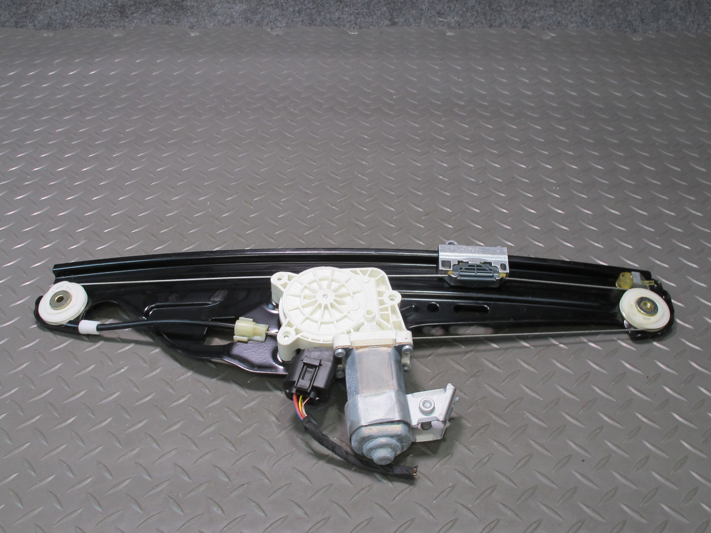 2006-2010 BMW E60 E61 M5 530i Rear Left Door Window Regulator w Motor 7034387