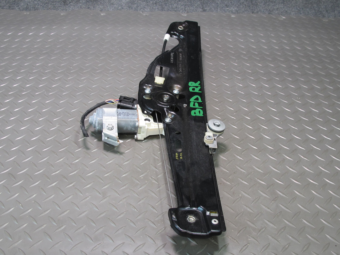 2006-2010 BMW E60 E61 M5 530i Rear Right Door Window Regulator w Motor 7075674