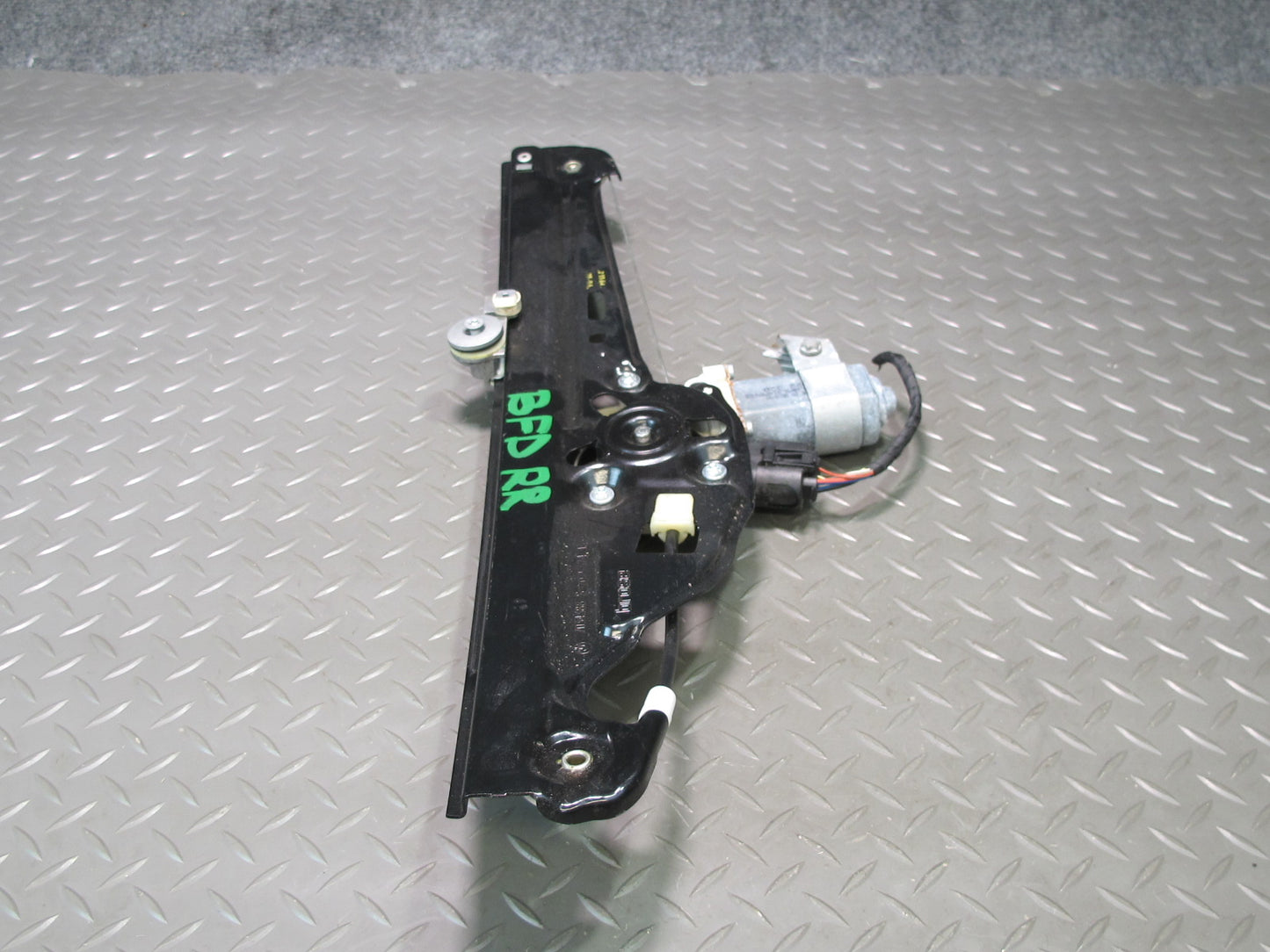 2006-2010 BMW E60 E61 M5 530i Rear Right Door Window Regulator w Motor 7075674