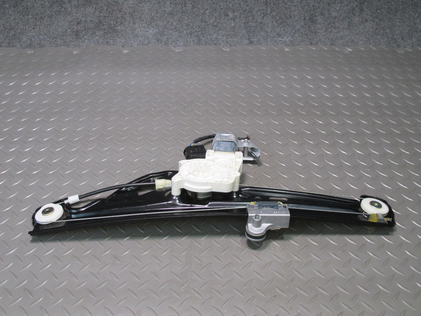 2006-2010 BMW E60 E61 M5 530i Rear Right Door Window Regulator w Motor 7075674