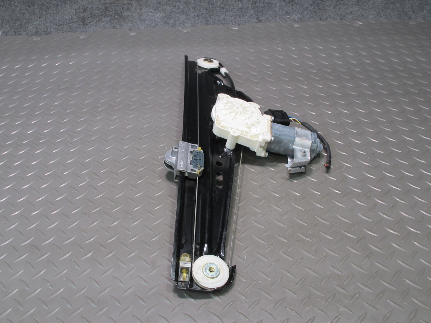 2006-2010 BMW E60 E61 M5 530i Rear Right Door Window Regulator w Motor 7075674
