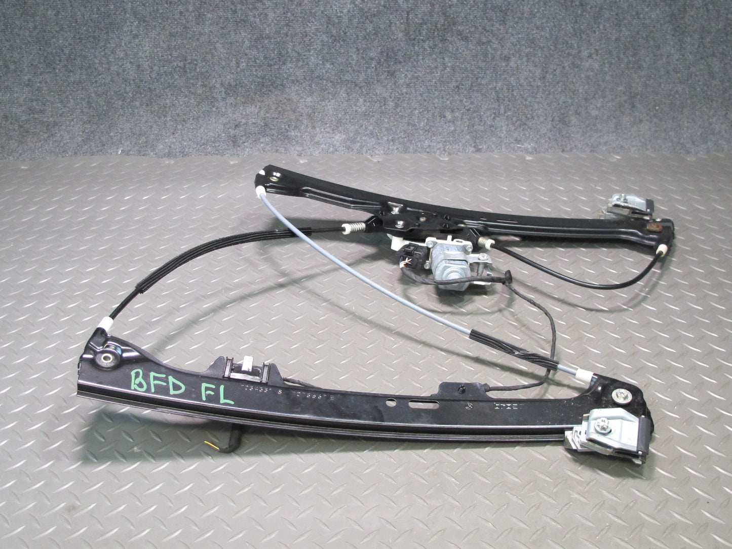 2006-2010 BMW E60 E61 M5 530i Front Left Door Window Regulator w Motor 7075667