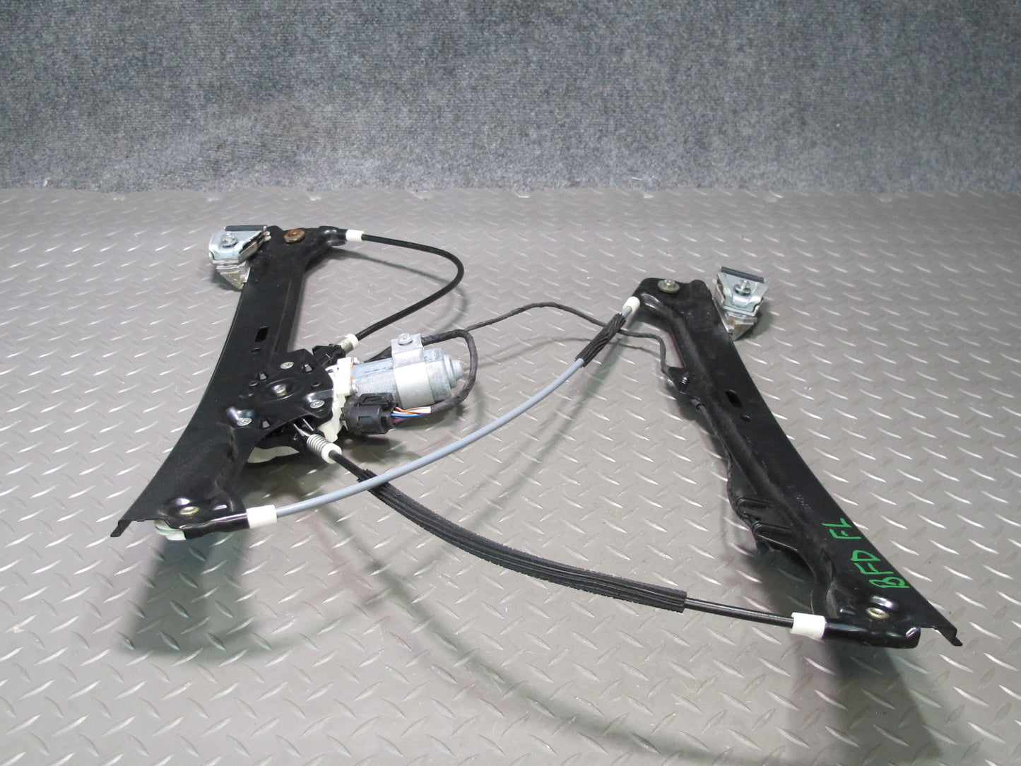 2006-2010 BMW E60 E61 M5 530i Front Left Door Window Regulator w Motor 7075667